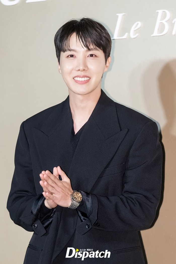 J Hope на мероприятии, которое проводил бренд часов в Сеуле. Листайте вправо