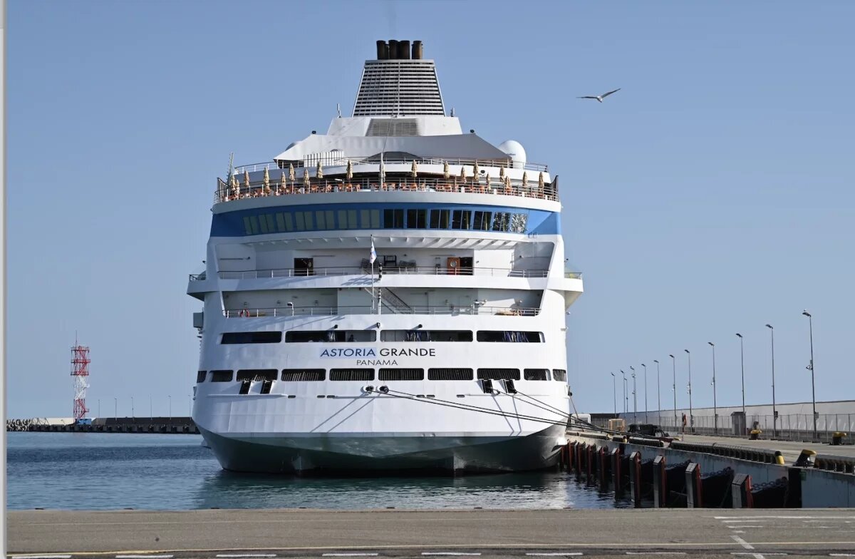    Круизный лайнер с россиянами на борту не смог зайти в порт Стамбула