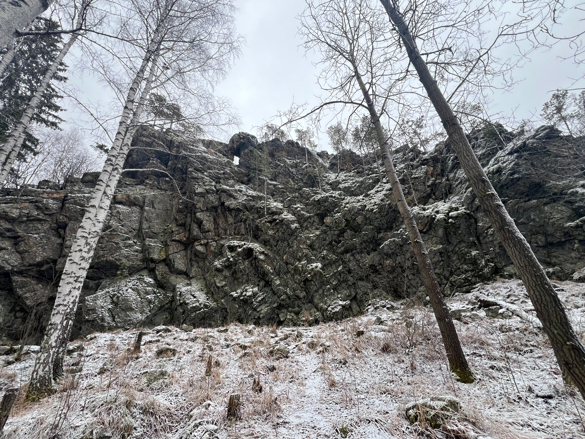 Красавец Дыроватый камень