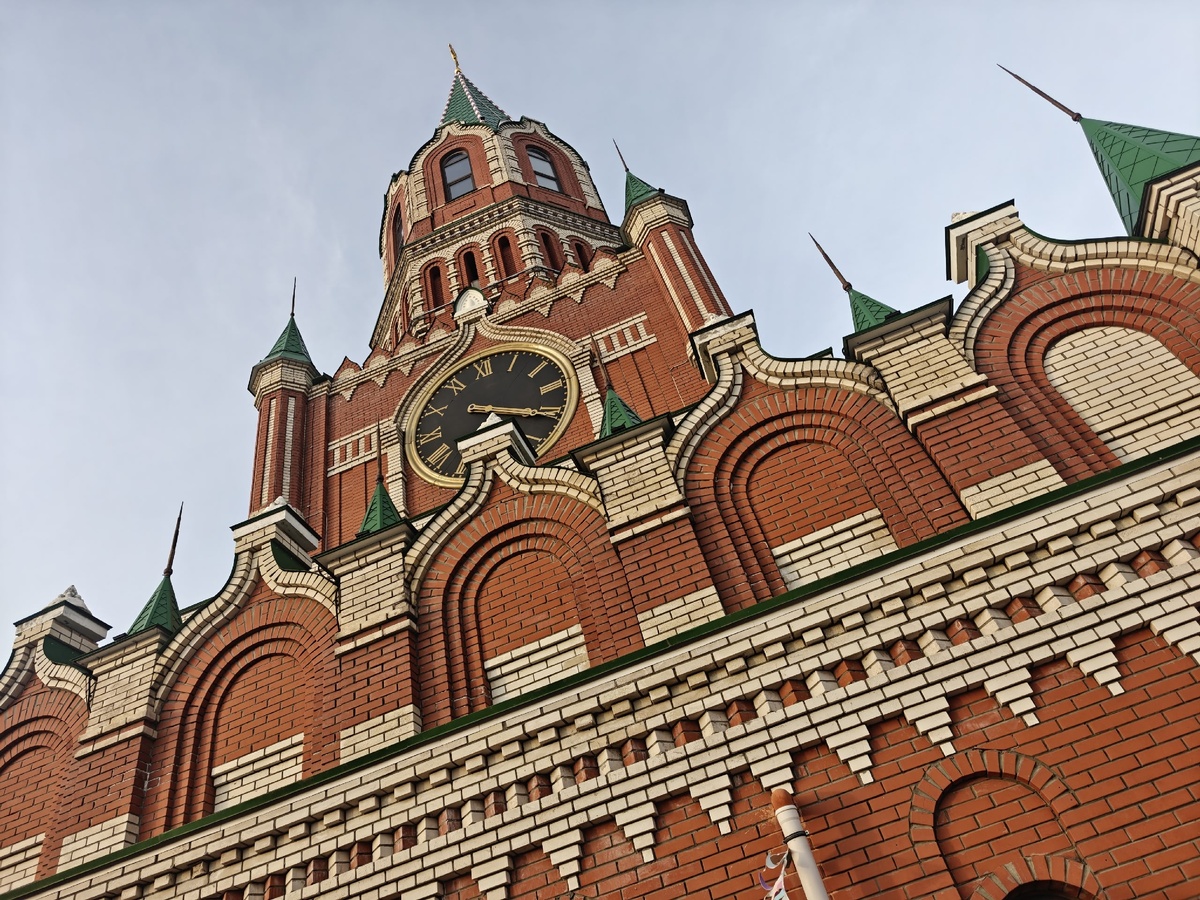 Куранты на Благовещенской башне в Йошкар-Оле. Фото автора