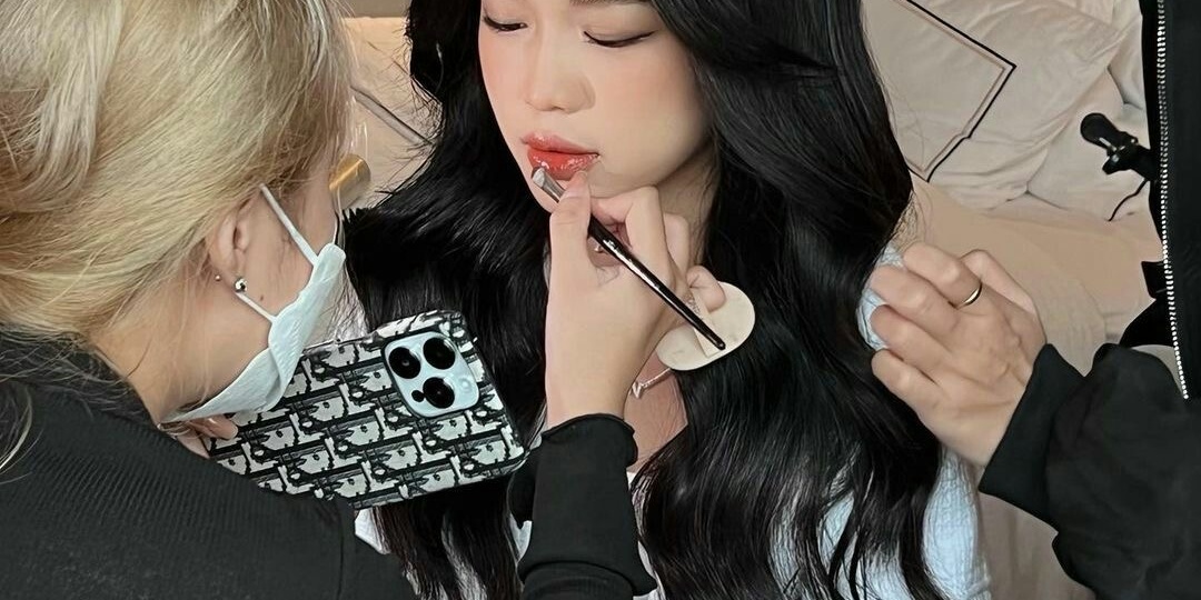 Китайские девушки больше не хотят быть просто милыми: что скрывает их макияж?