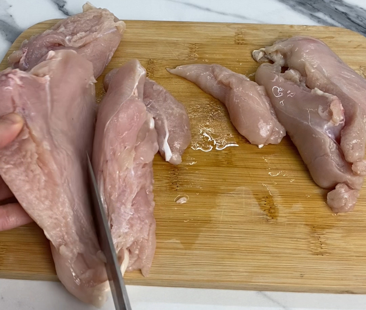 Разрезать куриную грудку вдоль.