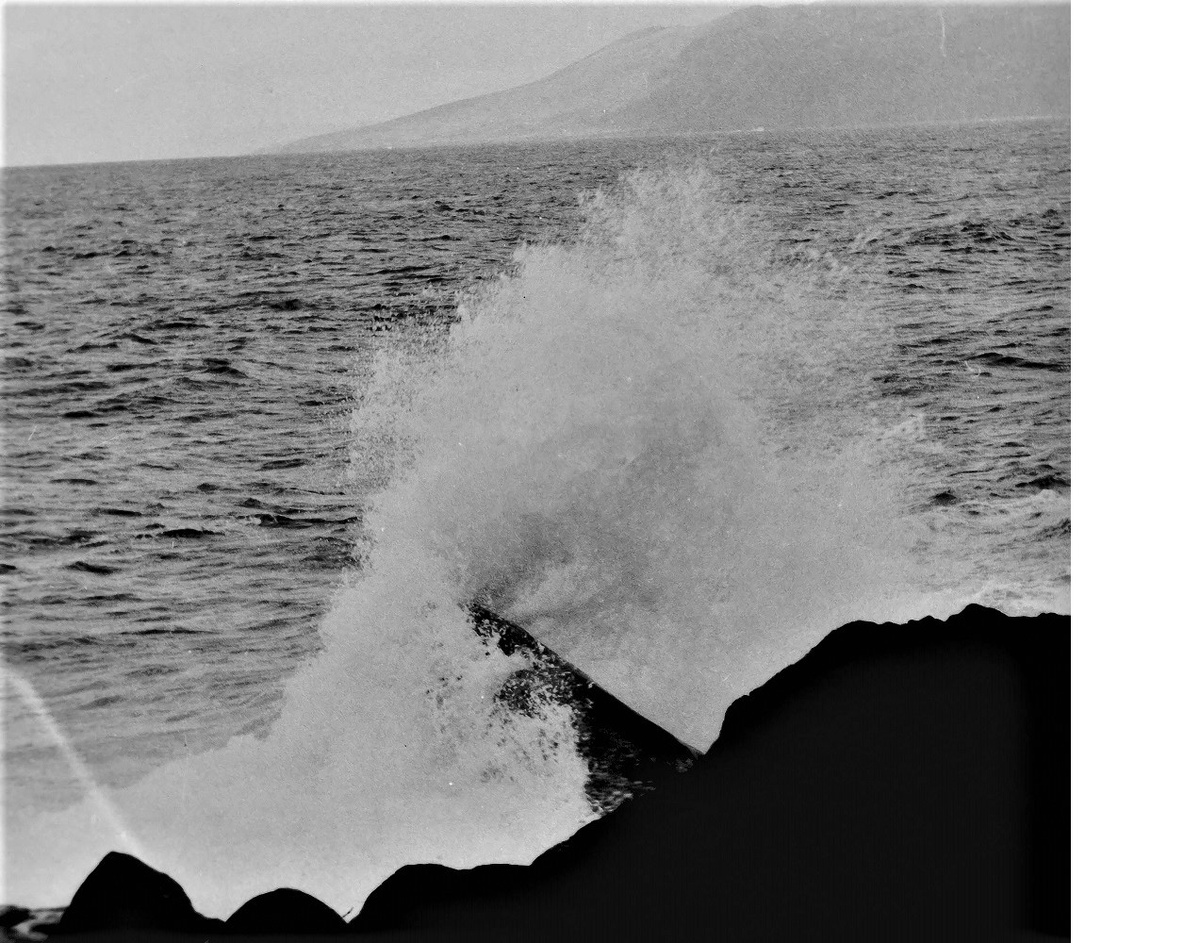 Прибой в заливе Мильна (Ну не нашлось у меня фотки трубы передатчика с блоком реле и все тут! Пусть для идентификации будет это фото. Может у кого есть, поделитесь.