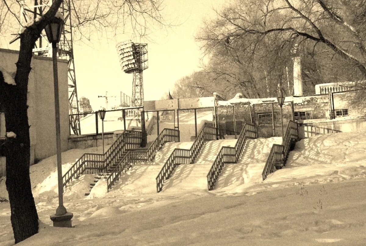    Ступени были облицованы мрамором, скольжение на котором становилось серьёзной угрозой даже при слабом морозе.