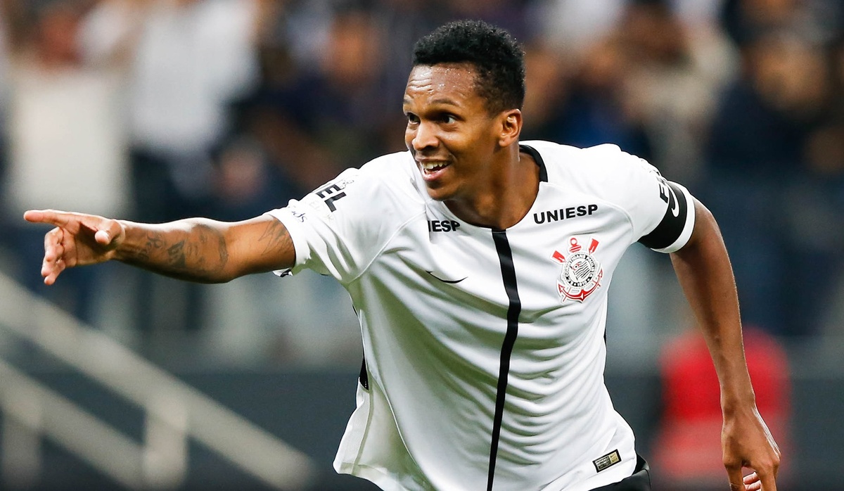 Начинал он в именитом «Коринтиансе», куда потом возвращался дважды