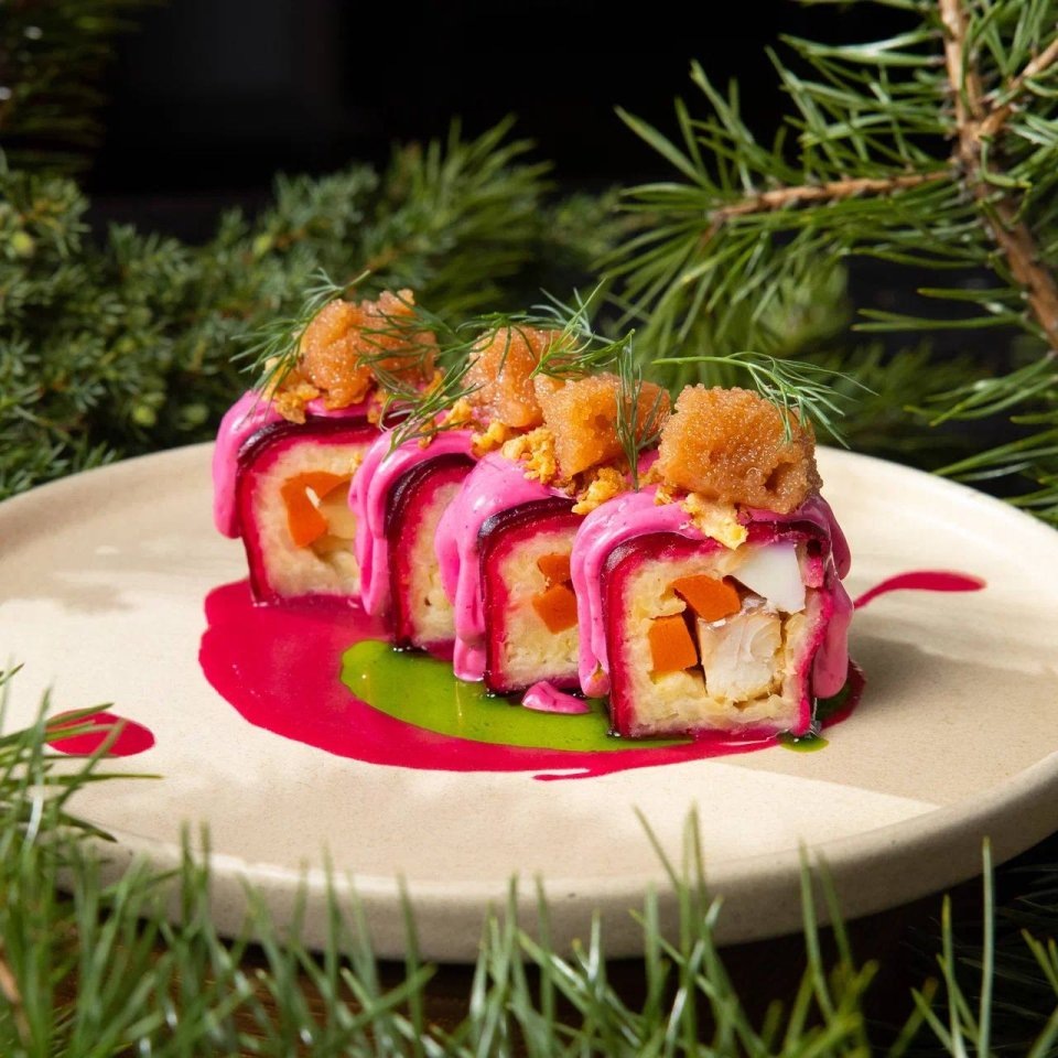 Шуба-ролл с копченой пикшей и икрой сельди