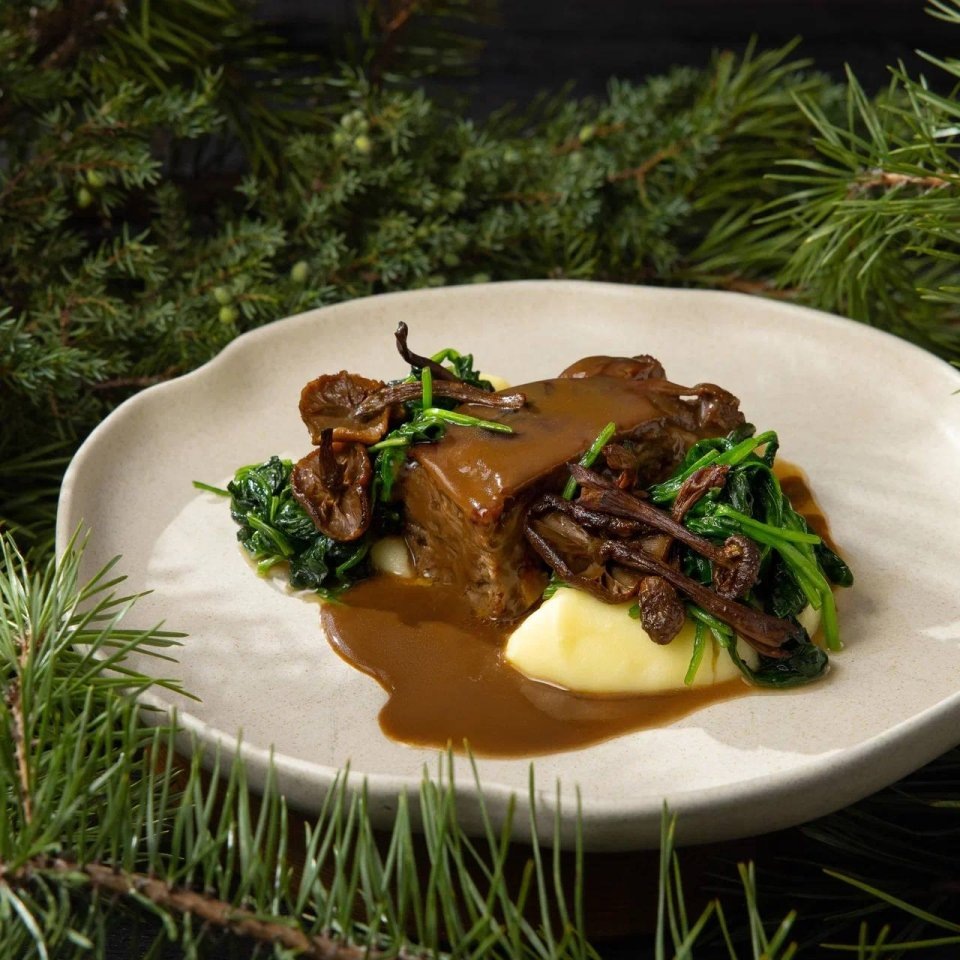 Говяжий язык с грибами, грибным жу, пюре и шпинатом