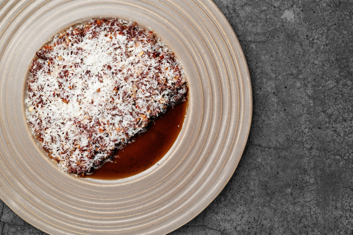 Тартар из оленины с квашеной капустой и сыром пекорино