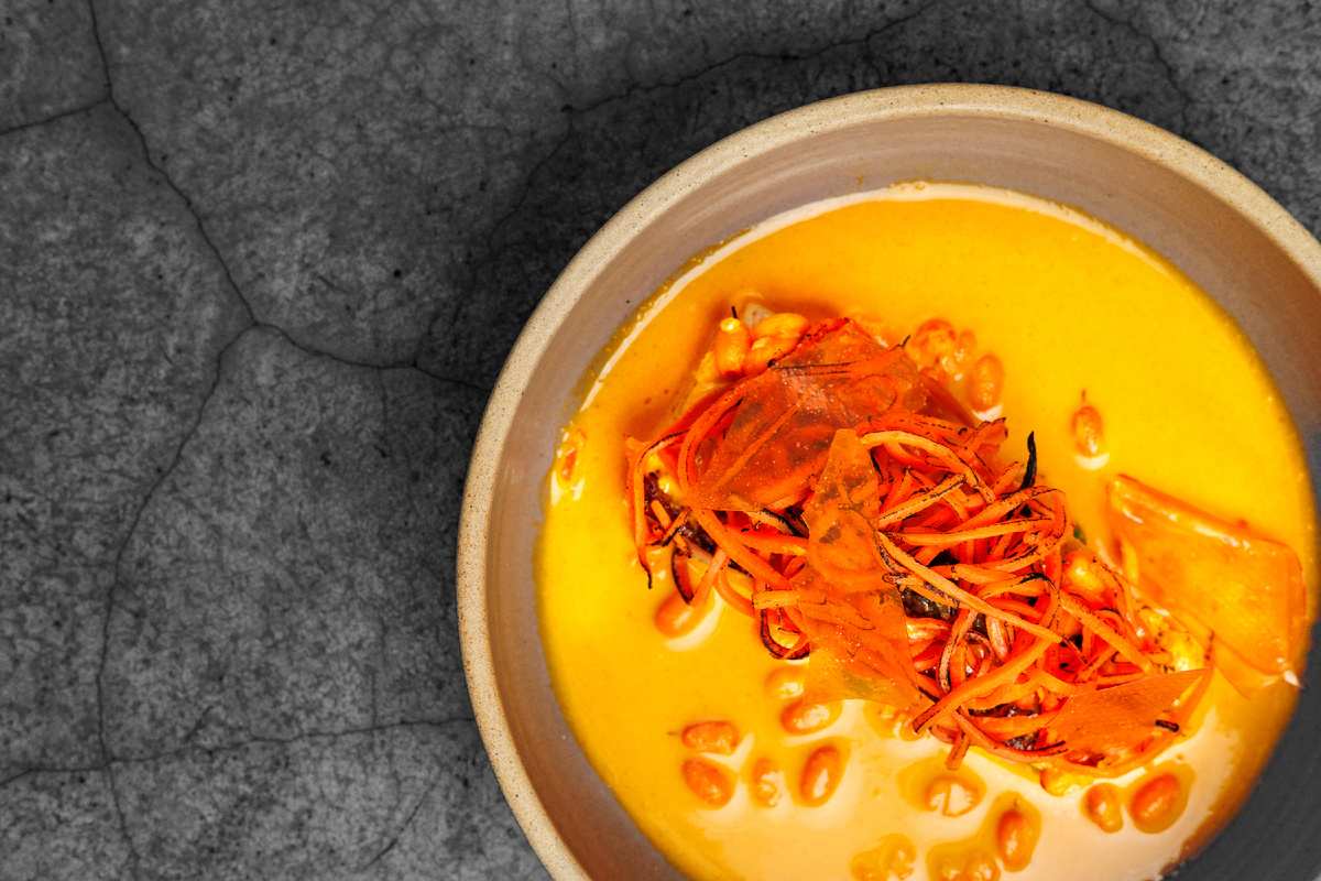 Омуль с облепихой, зеленым горошком и хреном