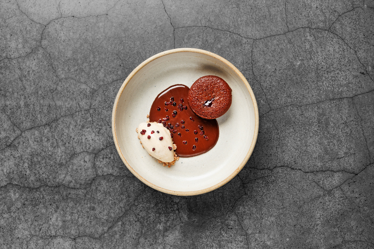 Финансье шоколад-кофе с ежевикой и лисичками