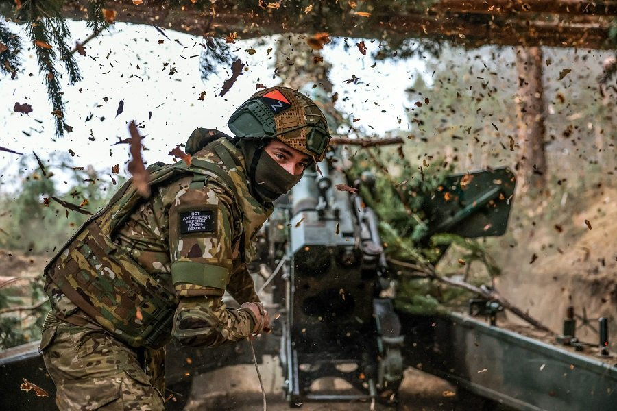 Военнослужащий артиллерийской бригады ВДВ во время работы расчета 152-мм пушки 2А36 "Гиацинт-Б" в зоне СВО - Фото: Алексей Коновалов/ТАСС