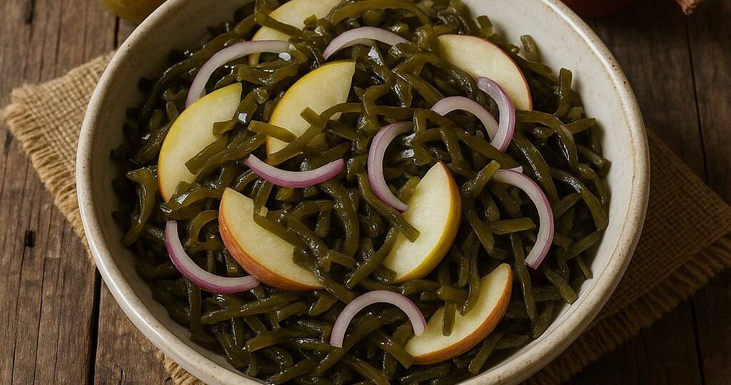 Салат из морской капусты и яблок с луком