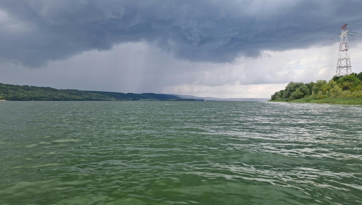 Позади меня сгущается тьма, которая уже накрывает берег. Настоящая гонка со стихией. Получится ли оторваться? 🏃‍♂️