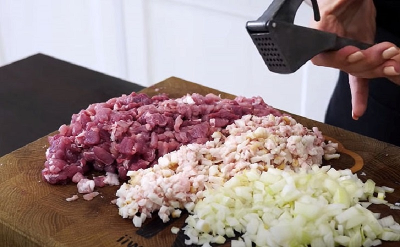 Домашние колбаски без хлопот: идеальный рецепт из фарша для духовки