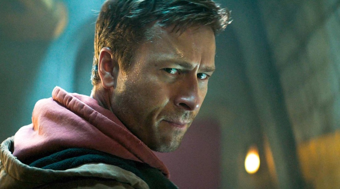     Глен Пауэлл, кадр из фильма «Бегущий человек» (2025)