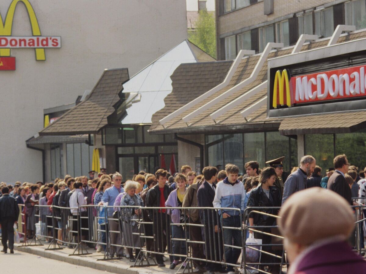    Очередь в ресторан "Макдоналдс" на Пушкинской площади в Москве© РИА Новости / Владимир Вяткин