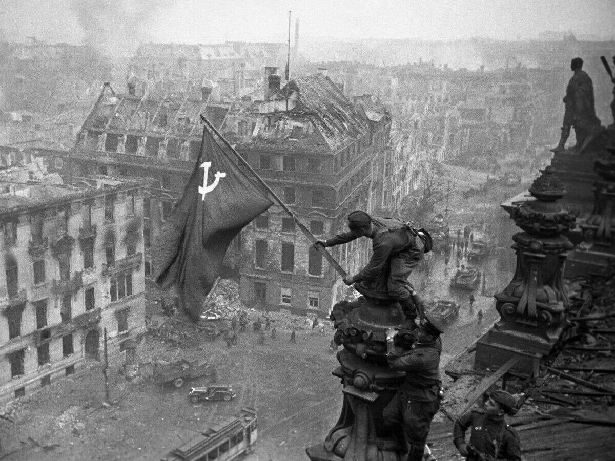    Знамя Победы на здании Рейхстага в Берлине© РИА Новости / Владимир Гребнев