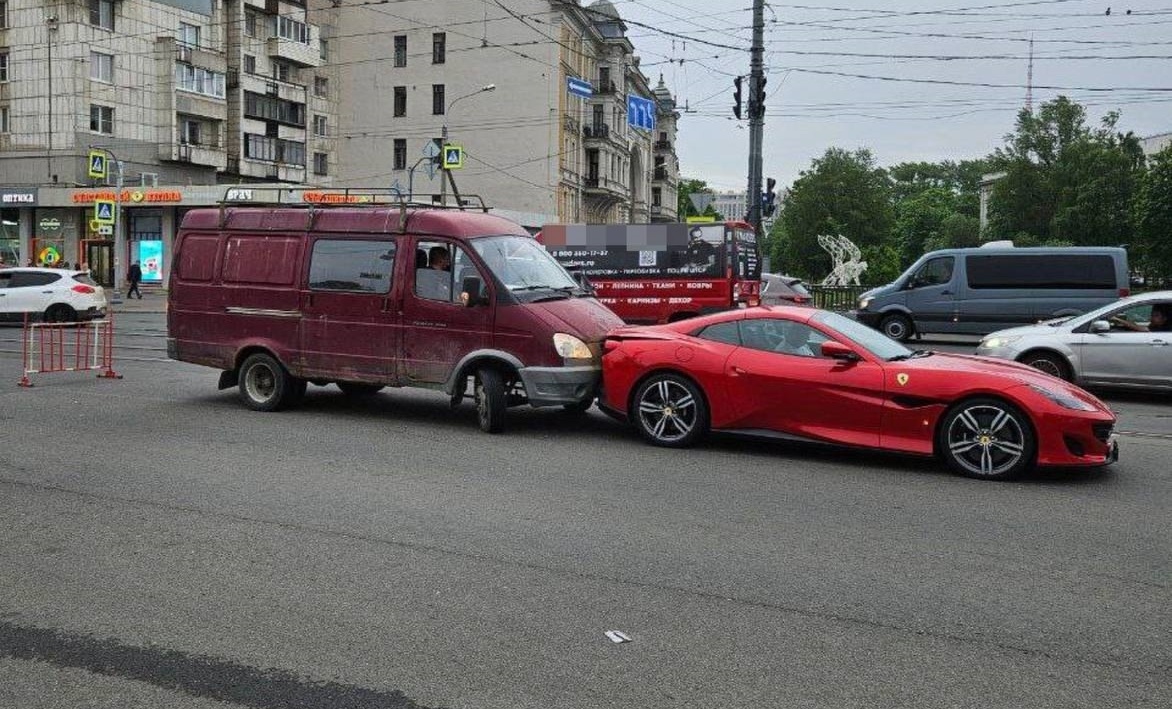 Автомобиль перестроился на вашу полосу и нажал на педаль тормоза, из-за чего получил удар в зад — кто виноват? Ответ автоюриста