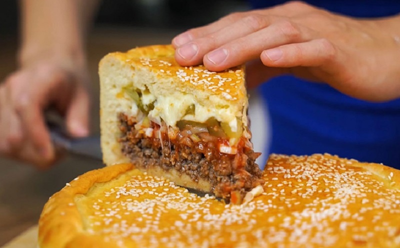 Мясной пирог на слоёном тесте: уютный ужин за полчаса