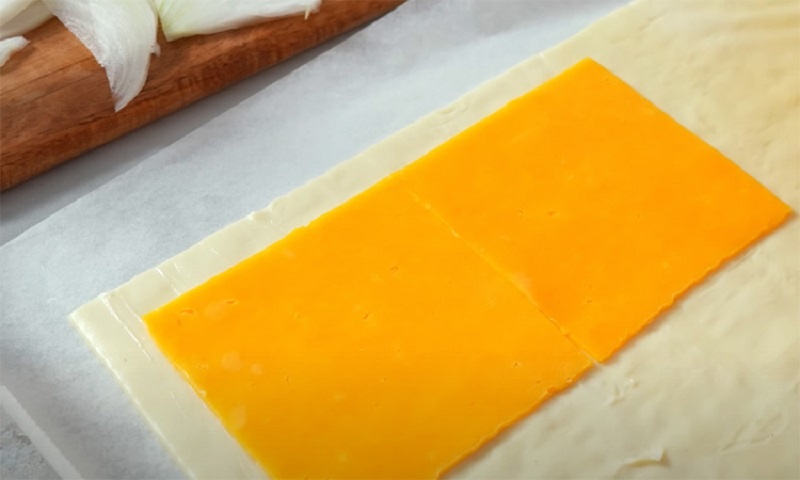 Мясной пирог на слоёном тесте: уютный ужин за полчаса