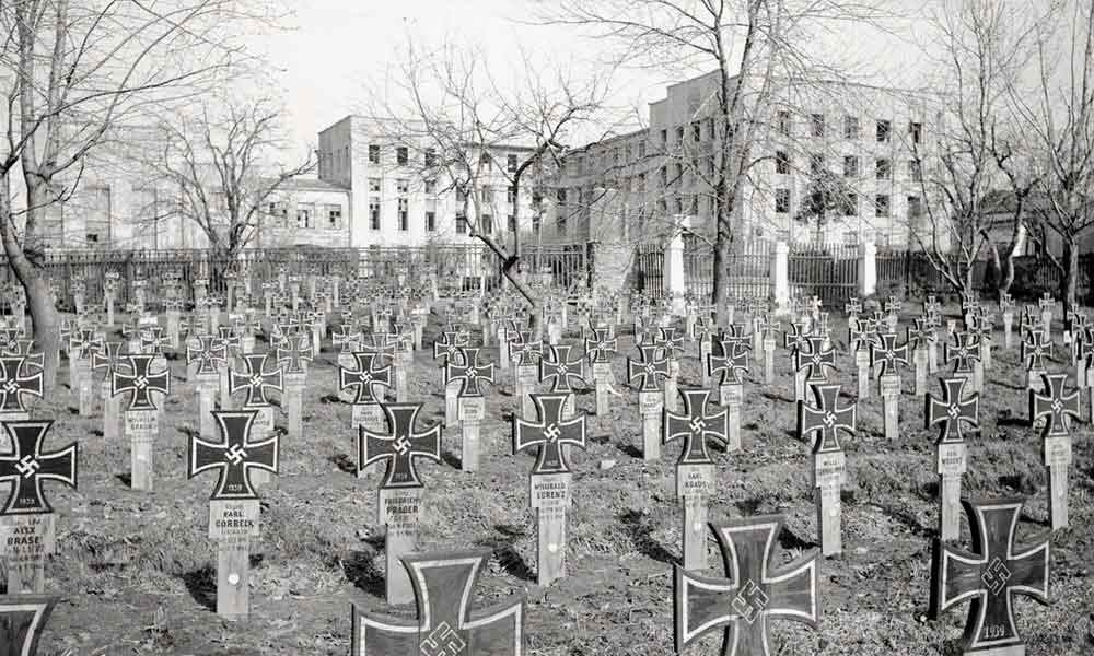Битва за Москву. Кладбище в центре оккупированного Брянска, на месте нынешнего сквера им. Тютчева.