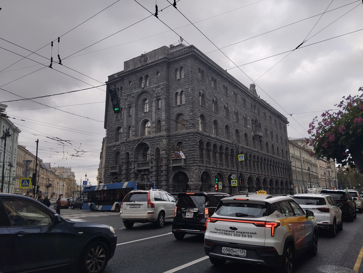 Обычная погода в Петербурге именно такая. Нам ОЧЕНЬ повезло застать целых четыре солнечных дня!