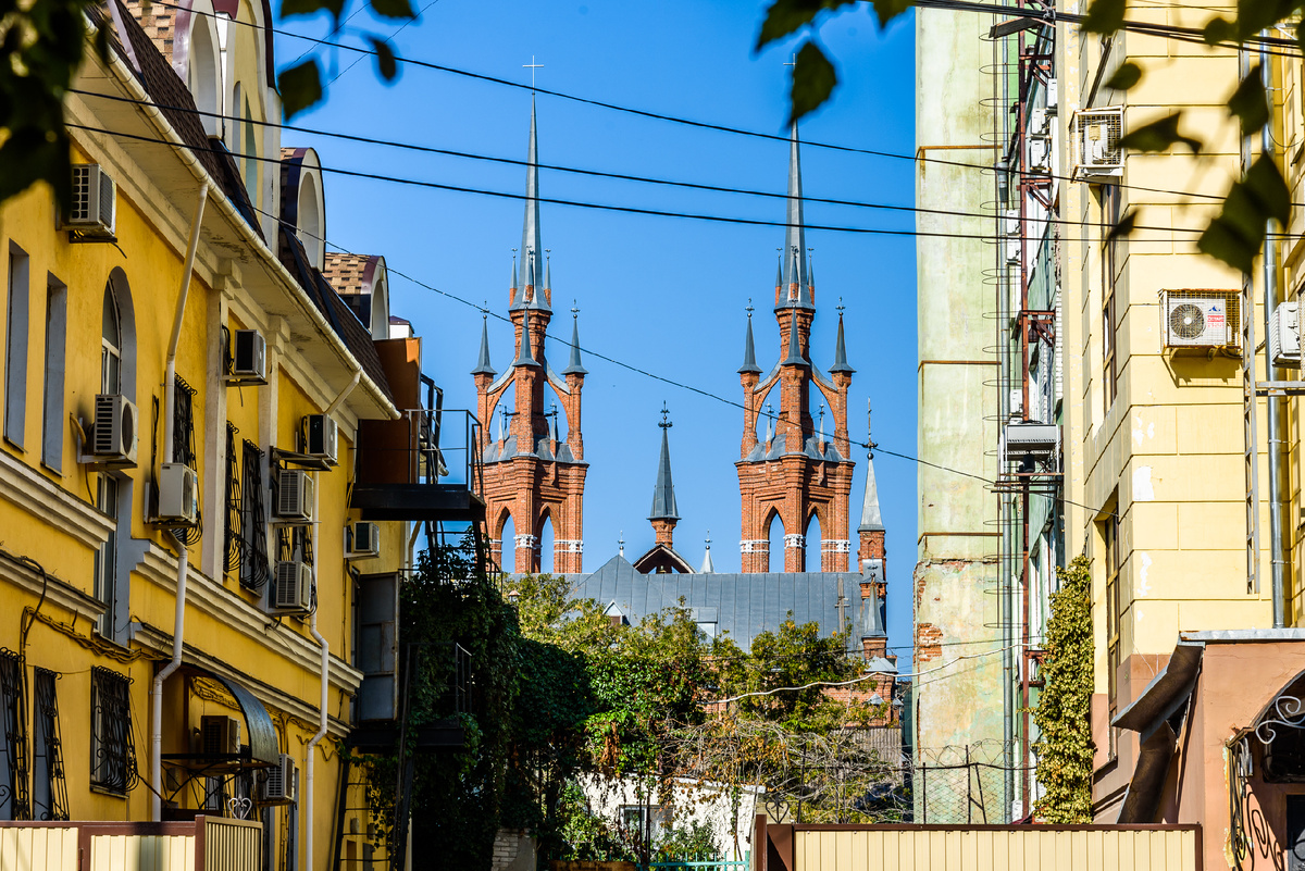 Вид на костёл от дома №174 по Чапаевской