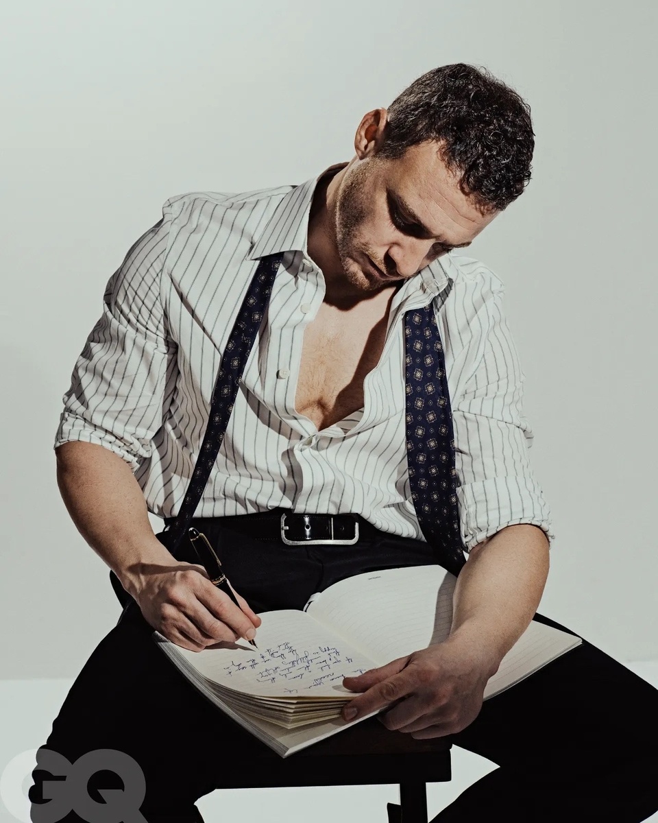 Фото От журнала “GQ Middle East”.Рубашка: Zegna, галстук: Dunhill, часы, ручка и записная книжка: Montblanc, брюки: Brunello Cucinelli, ремень: Dolce&Gabbana.