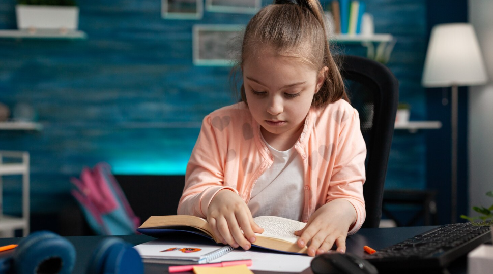 Чиновники посчитали, что теперь учитель должен делать ДЗ с учениками. Педагоги, готовьтесь к работе 24/7.