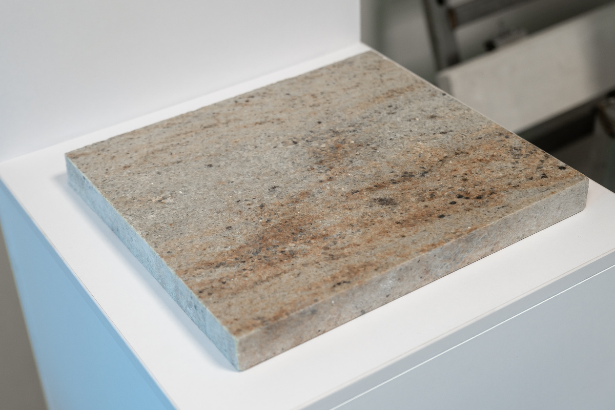 Камень для облицовки подобран не только ради престижа, но и в соответствии со строгими техническими параметрами: морозостойкость, низкое водопоглощение, долговечность.