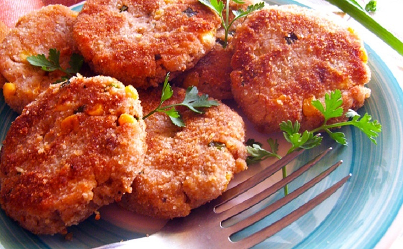 Рыбные котлеты из консервов и картофеля: быстрый рецепт для домашнего стола