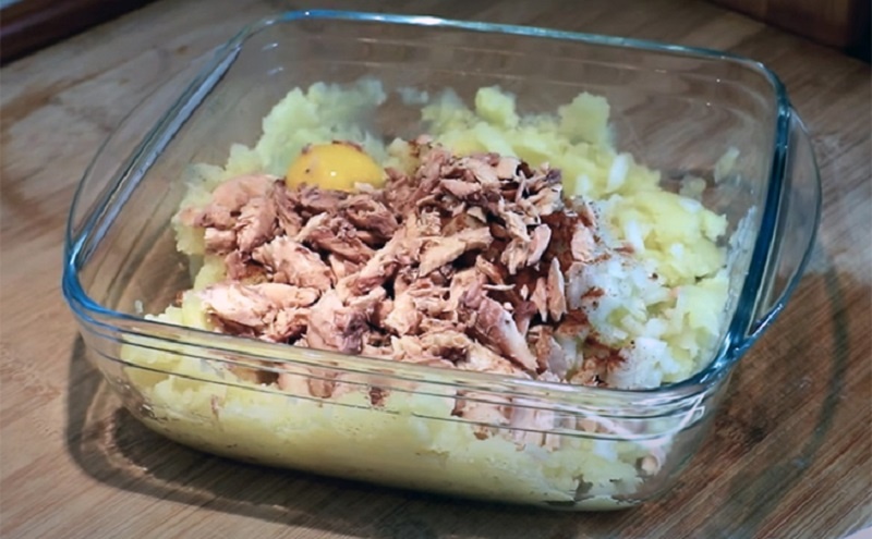 Рыбные котлеты из консервов и картофеля: быстрый рецепт для домашнего стола