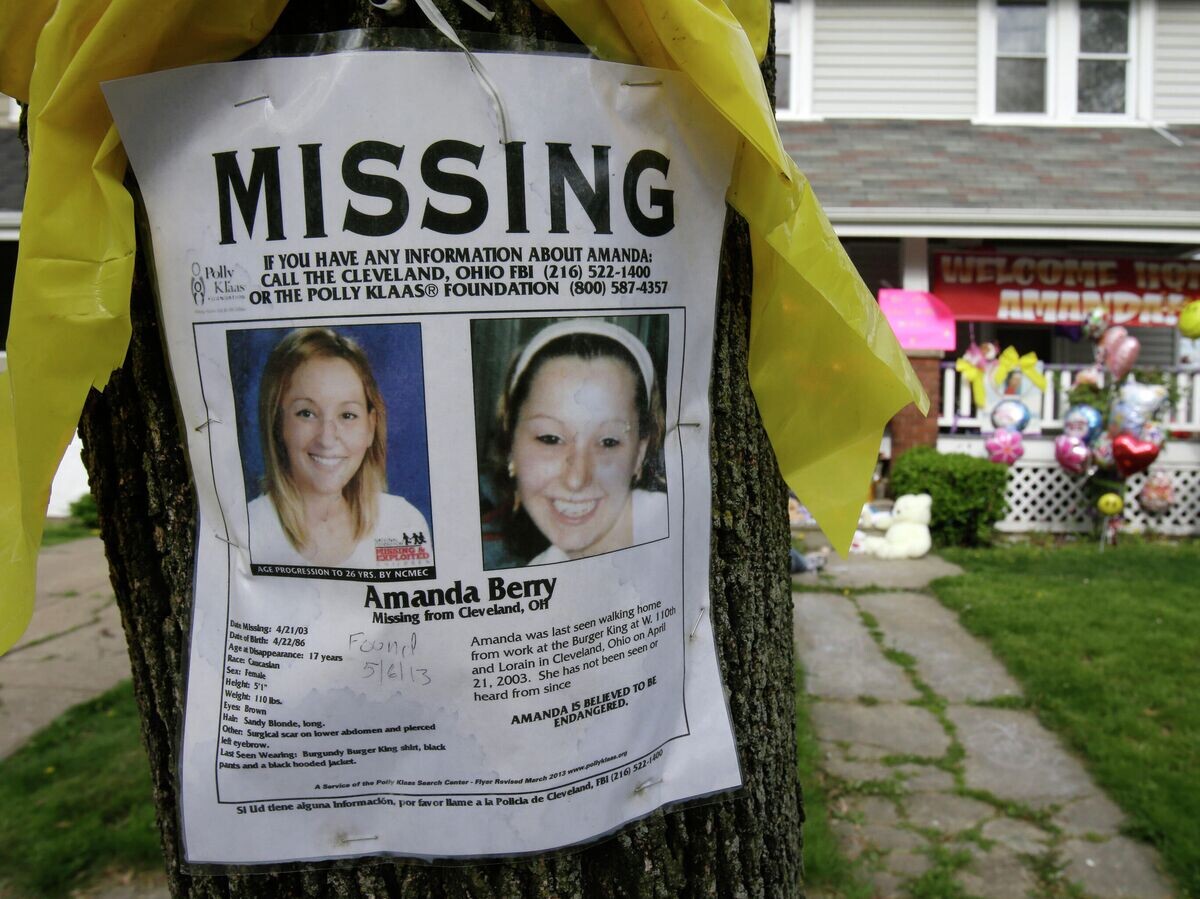    Объявление о пропаже Аманды Берри возле ее дома© AP Photo / Tony Dejak