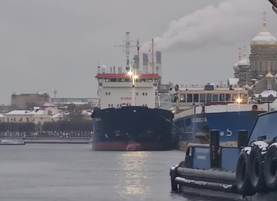 «Ноябрьск» (на фото крайний слева)