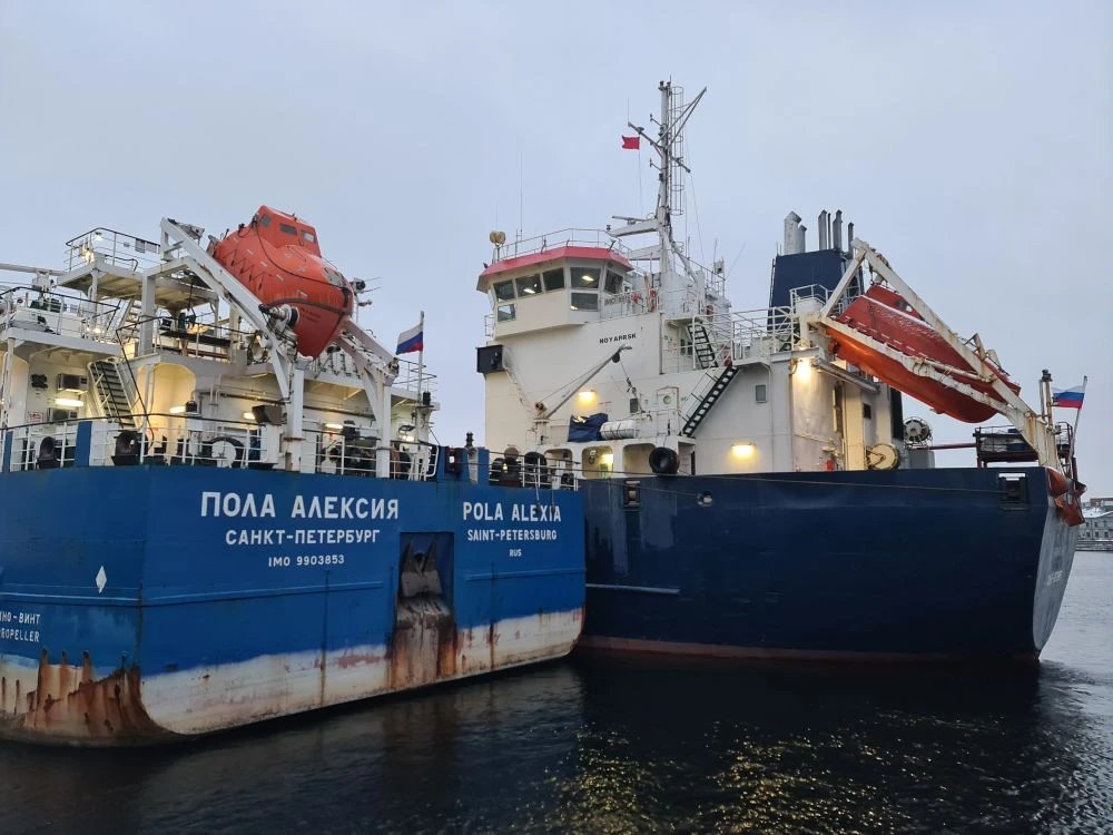 «Ноябрьск» (на фото крайний справа)