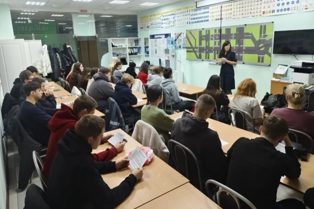    Тверские автоинспекторы провели урок безопасности для будущих водителей