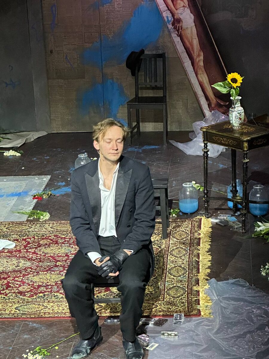 Сергей Волков. Сцена из спектакля «Идиоты». МХТ им. А.П. Чехова. Фото автора.