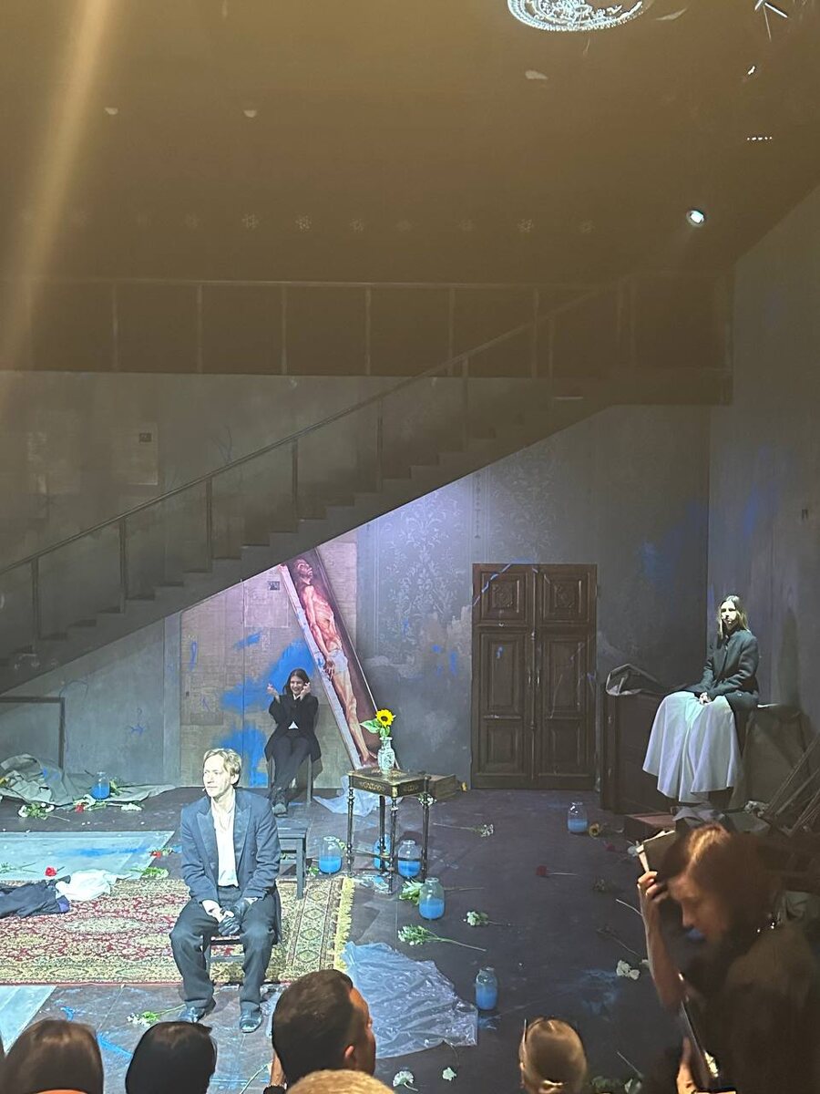Сцена из спектакля «Идиоты». МХТ им. А.П. Чехова. Фото автора.