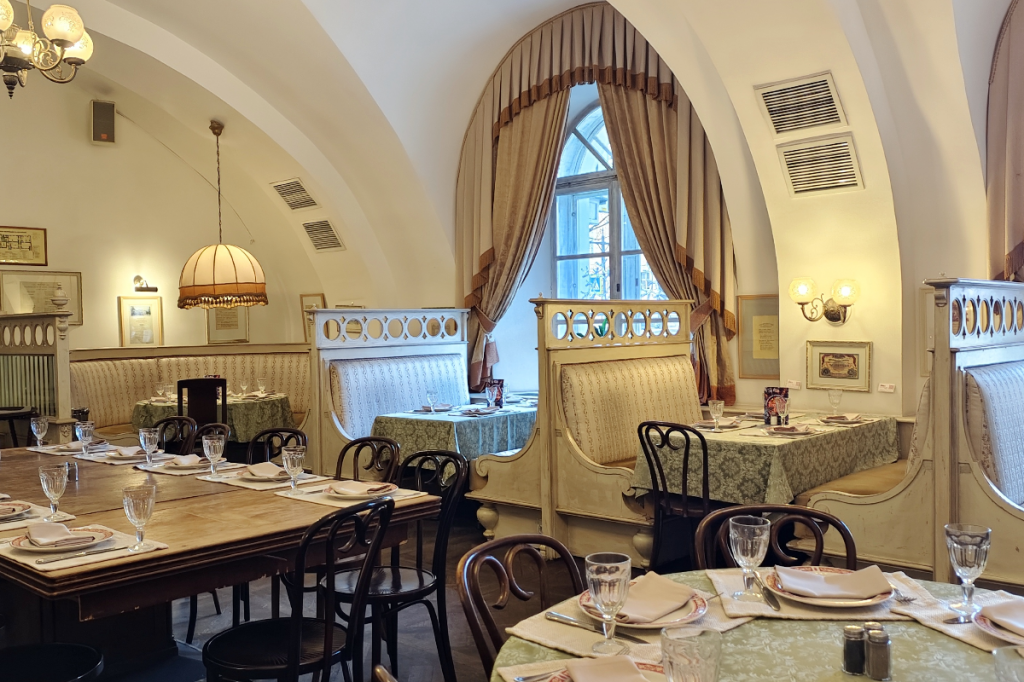 Интерьер ресторана «Русская рюмочная № 1». Фото автора