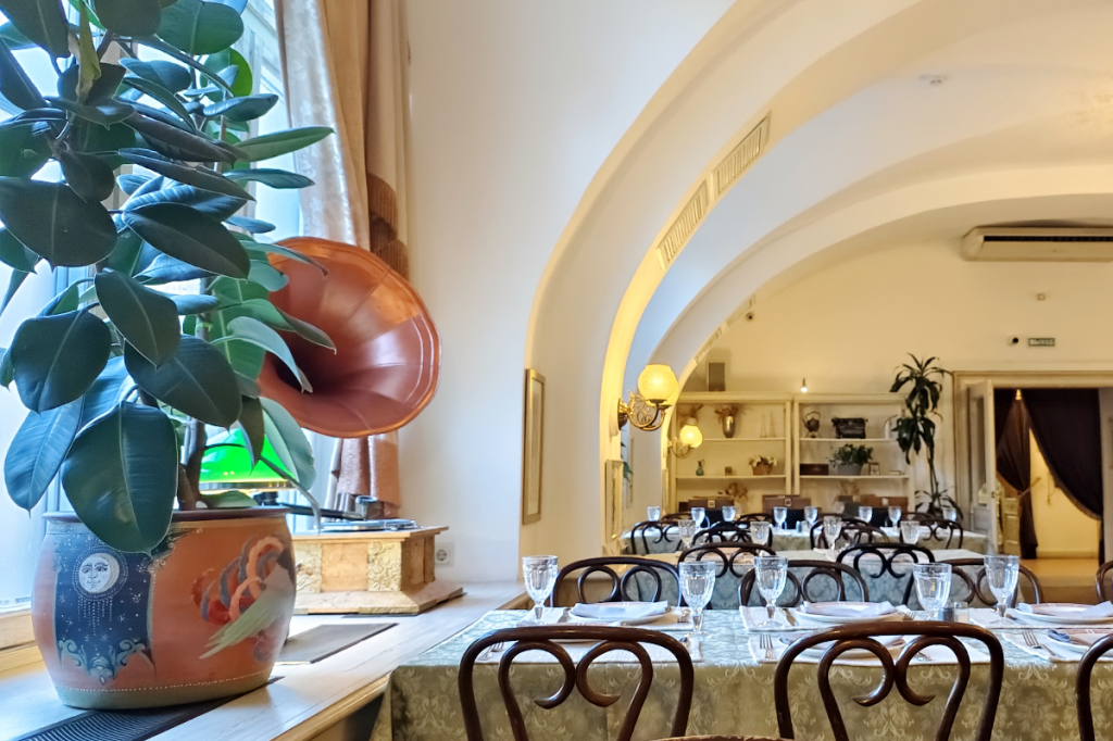 Интерьер ресторана «Русская рюмочная № 1». Фото автора