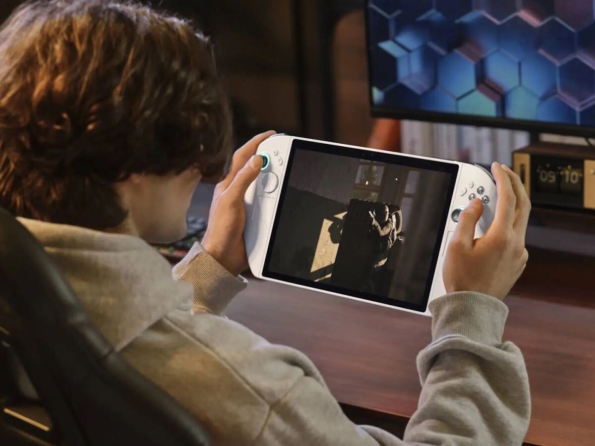    Стартовали продажи портативной приставки Abxylute с 3D-экраном