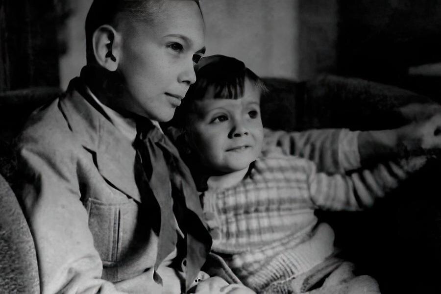 Обратите внимание на пионерский галстук у старшего сына Михалкова. Фото Яндекс.Картинки. 