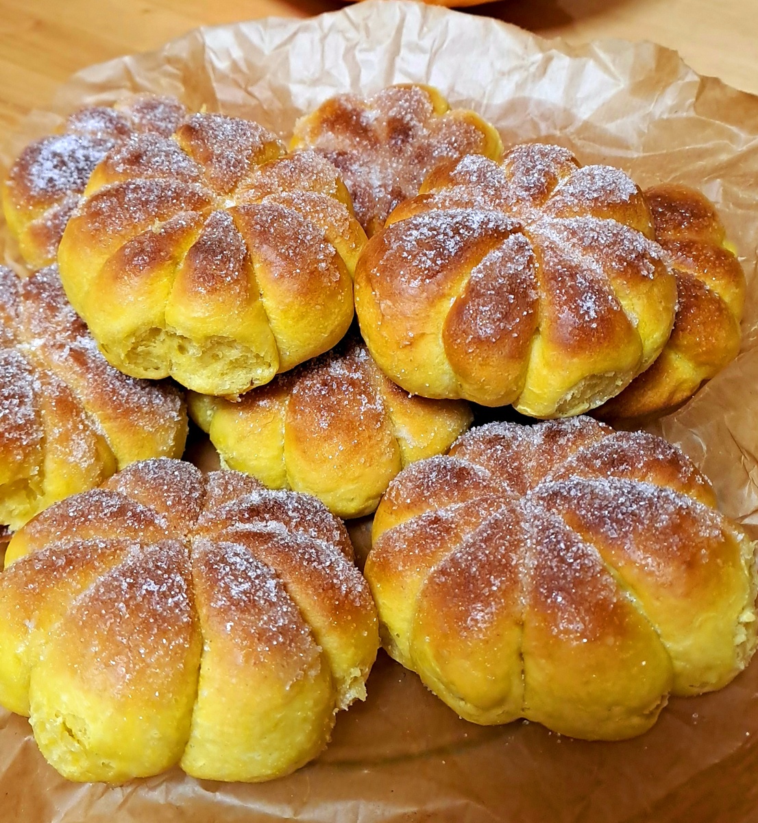 Дрожжевые, тыквенные булочки с сахаром и корицей 