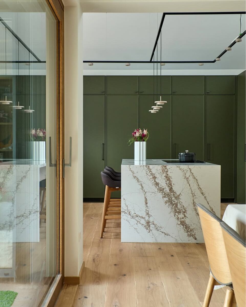 Остров - кварцевый агломерат Quantra Quartz (Индия).