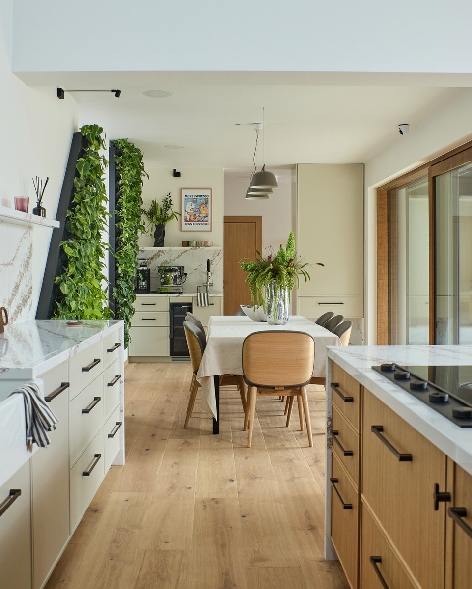 Столешница, стеновая панель, полочки - кваруевый агломерат Quantra Quartz (Индия).