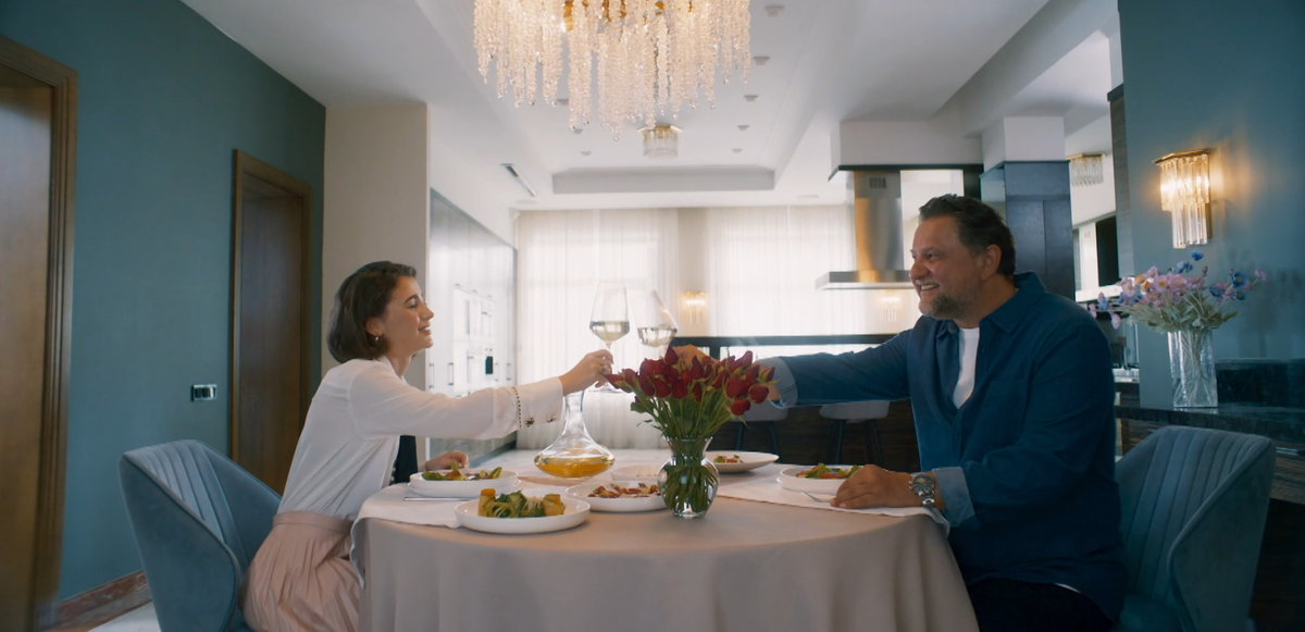 Кадр из трейлера сериала «Бедные смеются, богатые плачут»