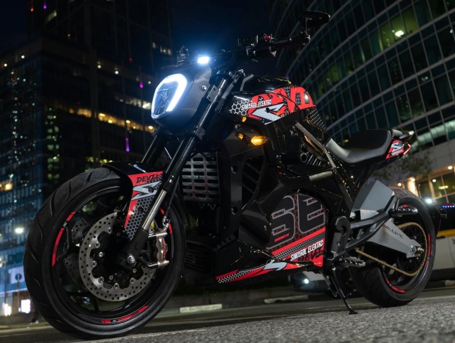 Обходите пробки – прибывайте вовремя. Электромотоцикл – ваш самый быстрый маршрут.