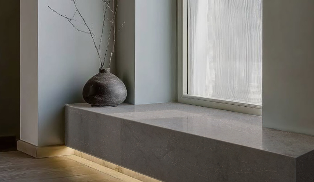 Каменный подоконник с подсветкой из кварцевого камня Rogier от Quantra Quartz.