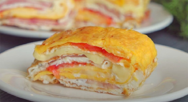 Слоеная яичница с колбасой и сыром: завтрак, который захочется повторить