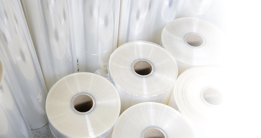 Гидроизоляционная пленка - это обычная полиэтиленовая пленка, которая укладывается рядами в небольшой нахлест. Через нее уже не могут пройти химические испарения стяжки, оставаясь внутри "пирога" и постепенно испаряясь через зазоры у стен. 